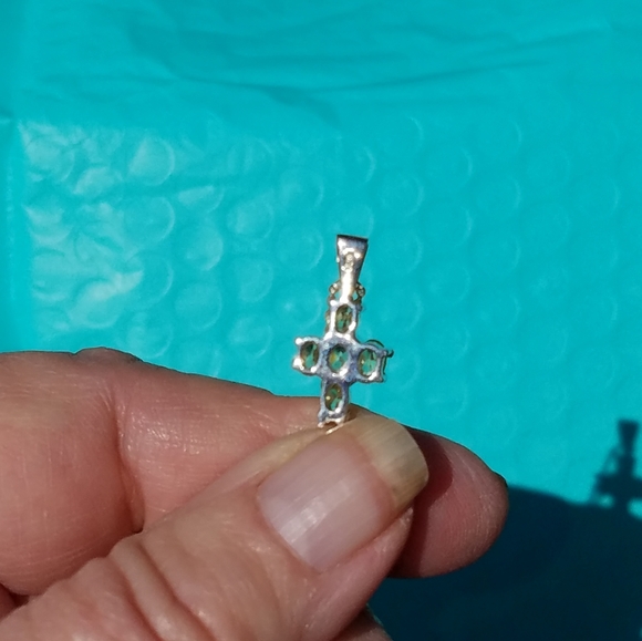 Natural Peridot cross Sterling silver with… - Picture 4 of 8